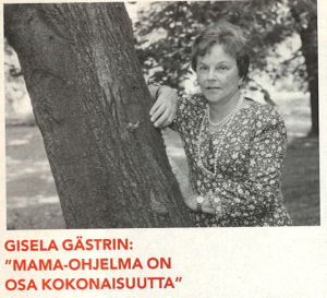 Gisela Gästrin nojaa puuta vasten
